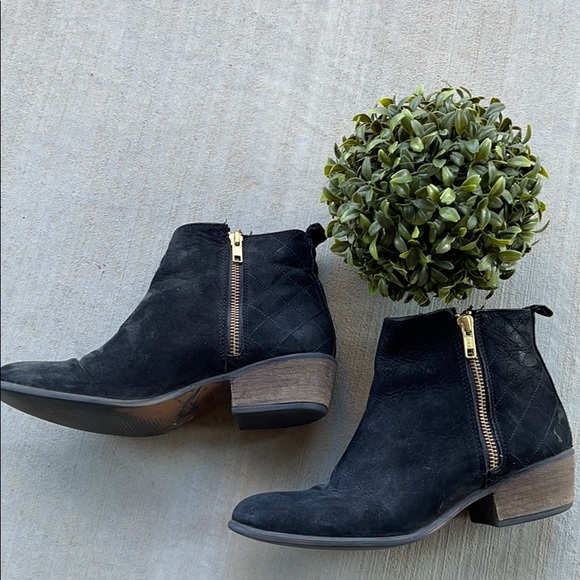 SOLD Steve Madden Booties Ankle Boots - Picture 1 of 7